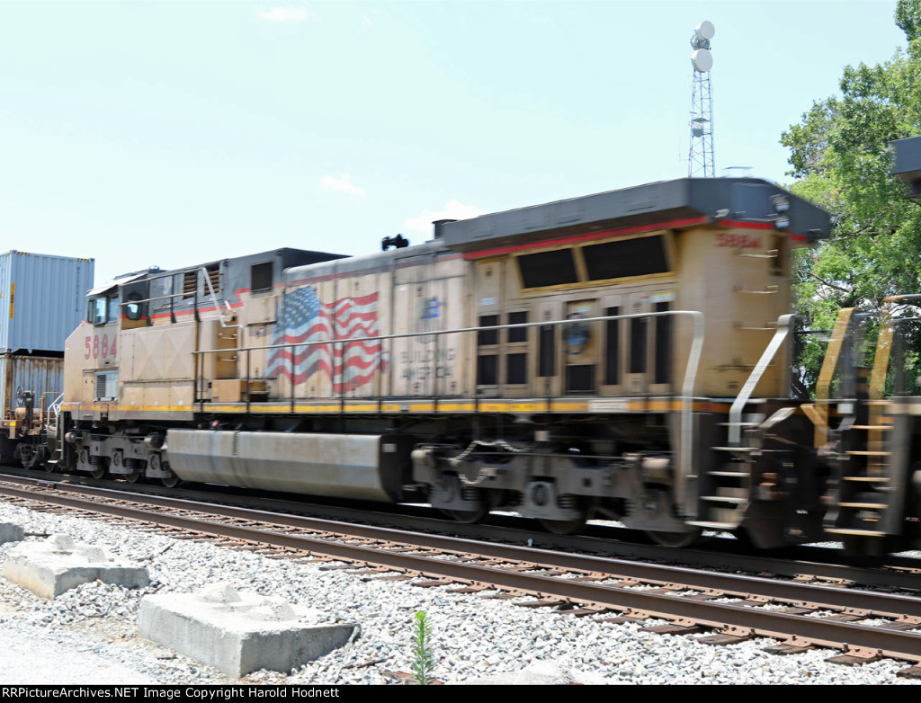 UP 5884 on NS train 212